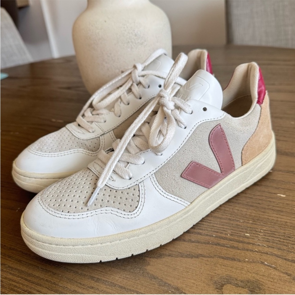 Veja Women's Sneakers in White and Pink